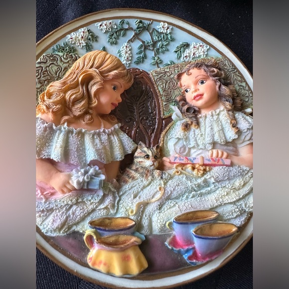Sculptured Heirlooms by Sandra Kuck “ Best Friends” collector plate - Picture 4 of 7